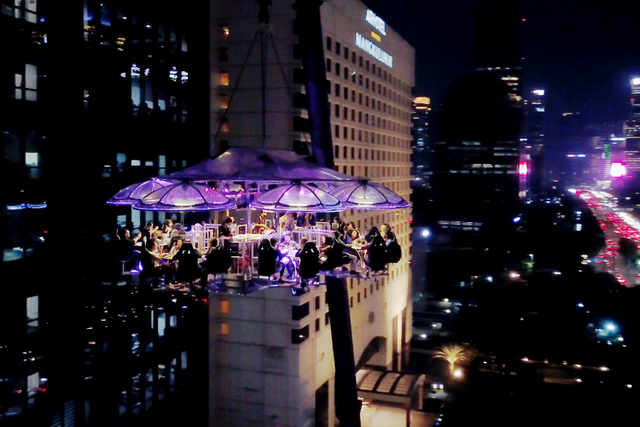 Unique restaurant floating in the middle of the sky in Indonesia - Photo 1.