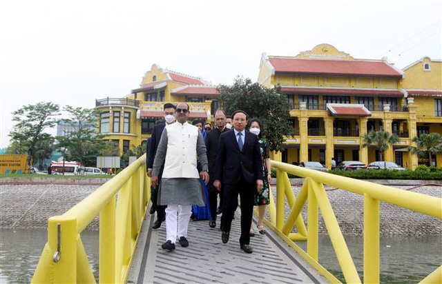 Chủ tịch Hạ viện Ấn Độ thăm vịnh Hạ Long - Ảnh 1.