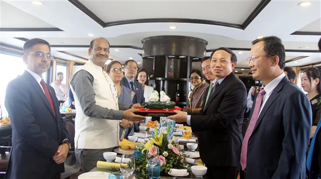 Chủ tịch Hạ viện Ấn Độ thăm vịnh Hạ Long - Ảnh 2.