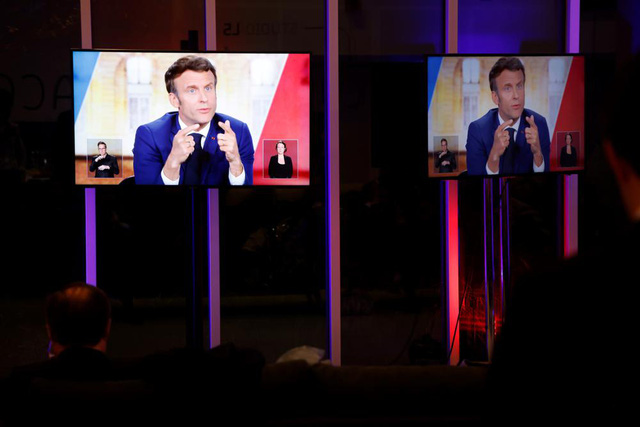 Hai ứng cử viên Tổng thống Pháp tranh luận kịch liệt trên truyền hình - Ảnh 1.