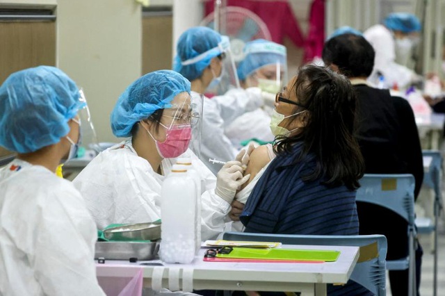 Đài Loan (Trung Quốc) phê duyệt tiêm mũi vaccine COVID-19 tăng cường thứ 2 và thứ 3 - Ảnh 1.