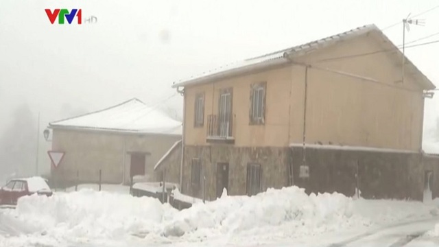 Thousands of people evacuated because of forest fires in the US, the heaviest snowfall in 20 years in Spain - Photo 1.