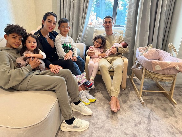 Tin vui tới với gia đình của Cristiano Ronaldo khi con gái mới chào đời. Cùng xem bức ảnh liên quan để cảm nhận niềm hạnh phúc của gia đình Ronaldo.