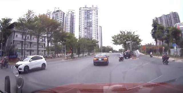 Tránh xe máy chạy ẩu, ô tô húc đổ biển hiệu bên đường - Ảnh 1.