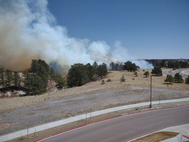 Mỹ: Cháy rừng càn quét bang New Mexico, hàng trăm ngôi nhà bị thiêu rụi - Ảnh 1.