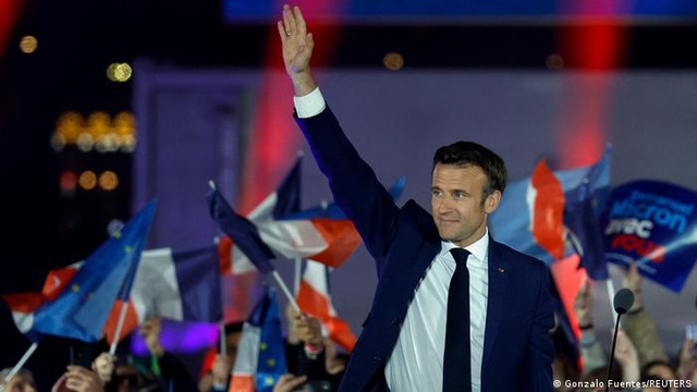 Người dân tại Pháp chào đón chiến thắng của Tổng thống tái đắc cử Macron - Ảnh 1.
