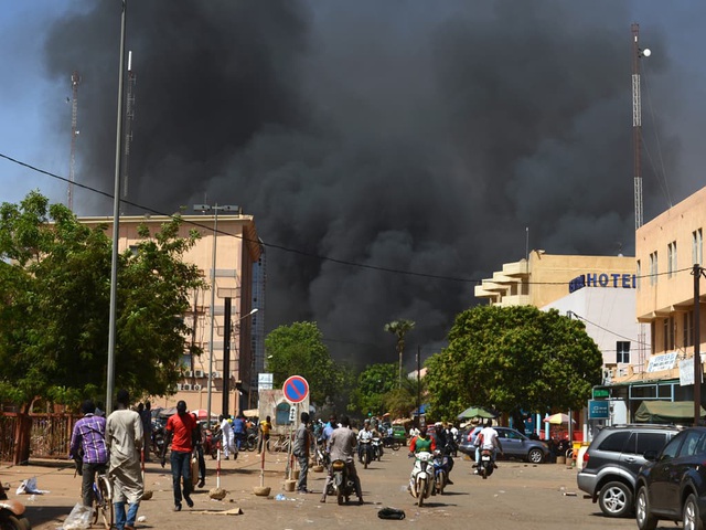 Đánh bom liều chết ở Mali và Burkina Faso khiến 21 người chết, hàng chục người bị thương - Ảnh 1.