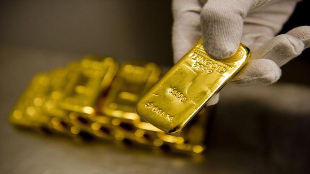 Giá vàng “bốc hơi” 400.000 đồng mỗi lượng - Ảnh 1.