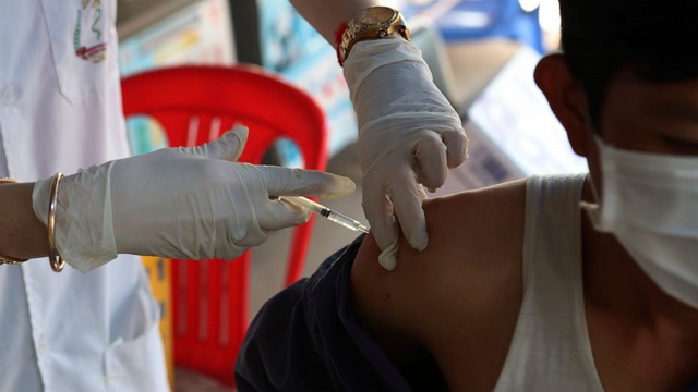 Campuchia kêu gọi người dân tiêm mũi tăng cường để củng cố miễn dịch - Ảnh 1.