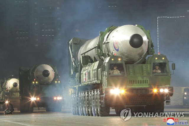 Triều Tiên phô diễn nhiều vũ khí chiến lược trong lễ duyệt binh - Ảnh 1.