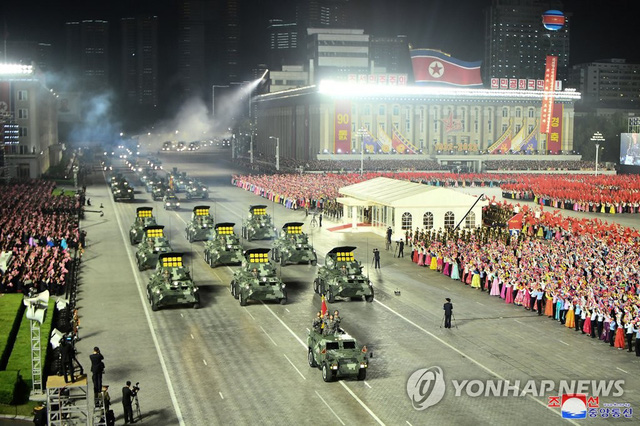 Triều Tiên phô diễn nhiều vũ khí chiến lược trong lễ duyệt binh - Ảnh 4.