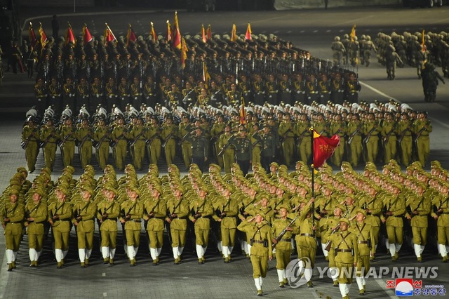 Triều Tiên phô diễn nhiều vũ khí chiến lược trong lễ duyệt binh - Ảnh 5.