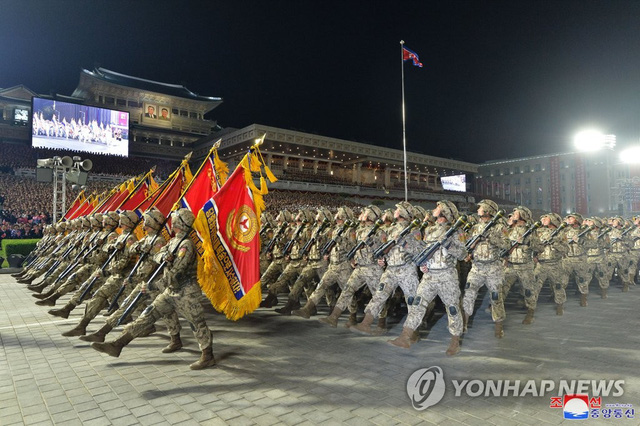 Triều Tiên phô diễn nhiều vũ khí chiến lược trong lễ duyệt binh - Ảnh 6.
