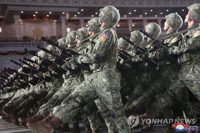 Triều Tiên phô diễn nhiều vũ khí chiến lược trong lễ duyệt binh - Ảnh 7.