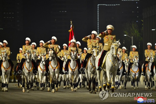 Triều Tiên phô diễn nhiều vũ khí chiến lược trong lễ duyệt binh - Ảnh 8.