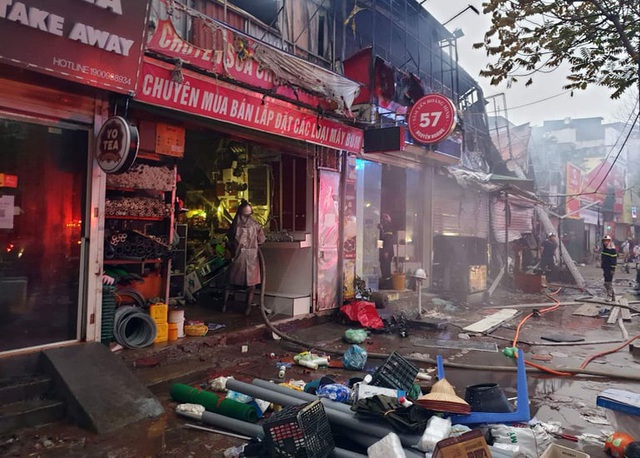 Hà Nội: Cháy rụi hàng loạt cửa hàng trên phố Nguyễn Hoàng trong đêm - Ảnh 1.