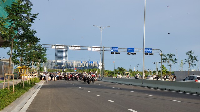 Người dân tấp nập qua cầu Thủ Thiêm 2 trong ngày đầu thông xe - Ảnh 3.