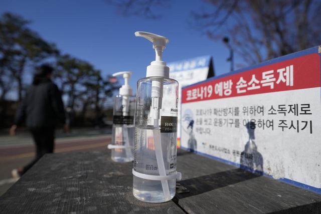 Hàn Quốc bãi bỏ quy định đeo khẩu trang ngoài trời từ ngày 2/5 - Ảnh 1.