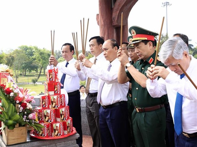 Chủ tịch nước dâng hương tưởng niệm các Anh hùng liệt sĩ tại Thành cổ Quảng Trị - Ảnh 1.