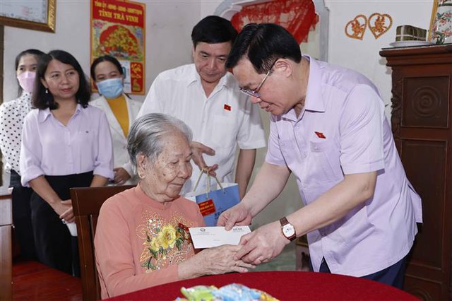 Chủ tịch Quốc hội Vương Đình Huệ thăm Bệnh viện Đa khoa Trà Vinh - Ảnh 1.