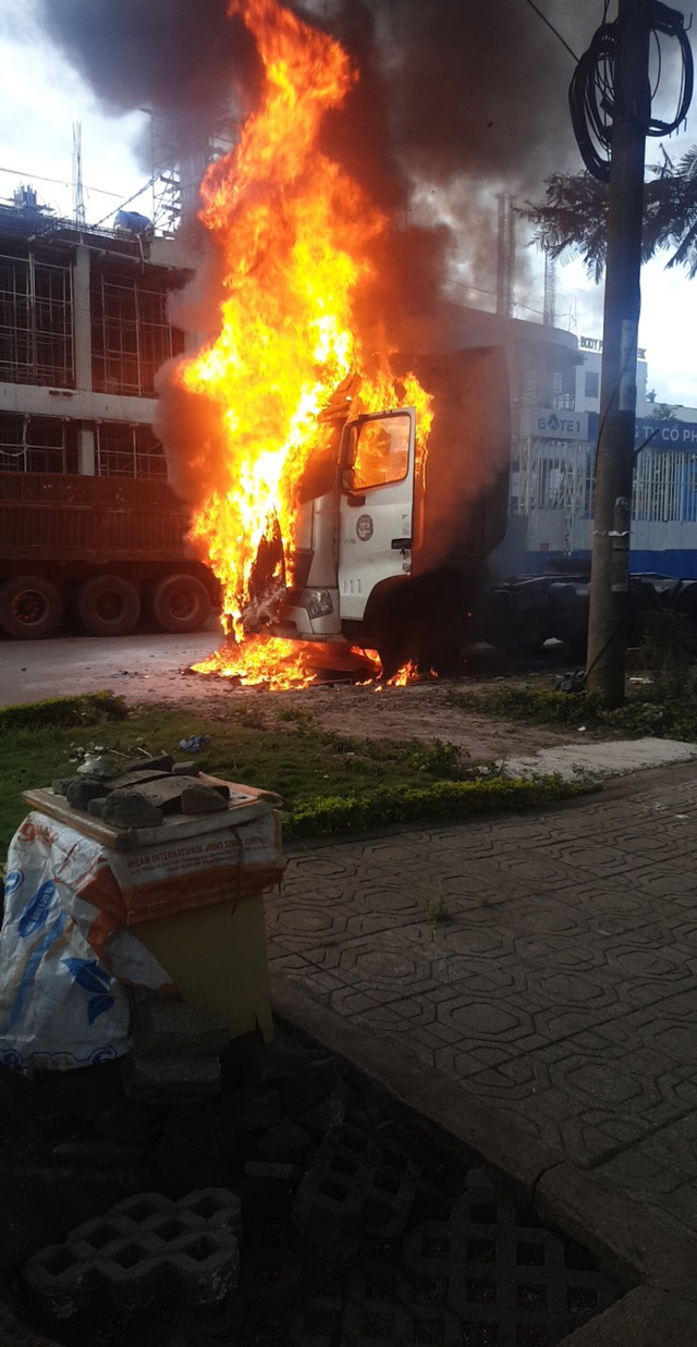 Lâm Đồng: Xe đầu kéo bị cháy trơ khung trên đường - Ảnh 3.