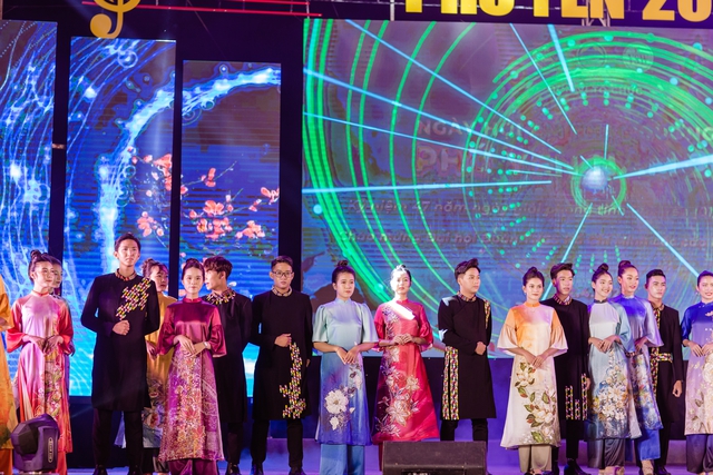 Trình diễn áo dài độc đáo tại ngày hội âm nhạc đường phố Phú Yên - Ảnh 2.