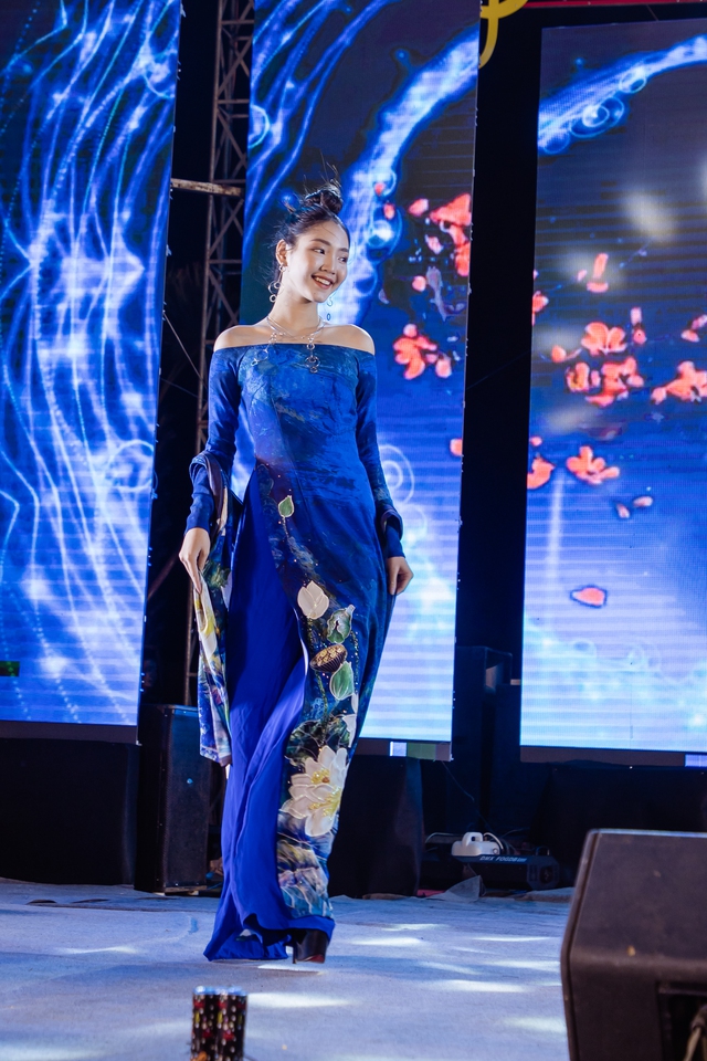 Trình diễn áo dài độc đáo tại ngày hội âm nhạc đường phố Phú Yên - Ảnh 6.