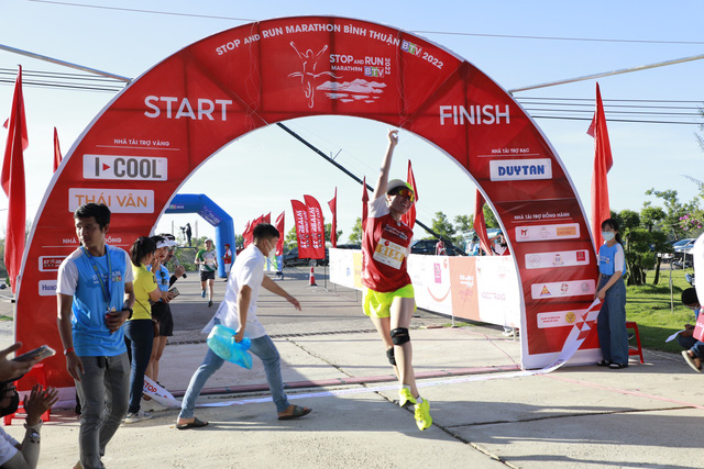 Gần 1000 VĐV tham gia giải Marathon Bình Thuận BTV năm 2022 - Ảnh 2.