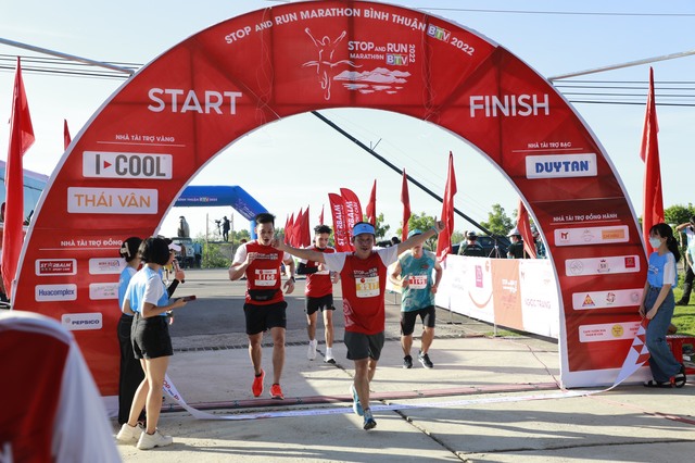 Gần 1000 VĐV tham gia giải Marathon Bình Thuận BTV năm 2022 - Ảnh 1.