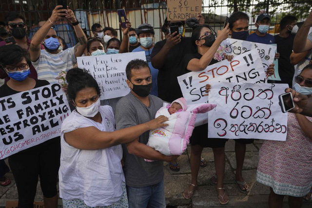 Sri Lankan cabinet ministers resign amid widespread protests - Photo 1.
