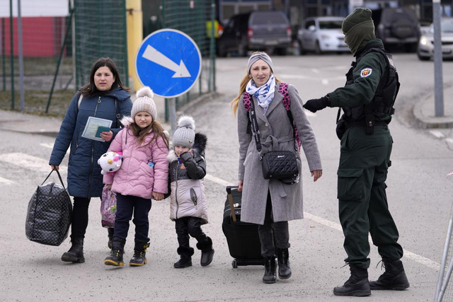 Nearly 4.2 million people have fled due to the Russia-Ukraine conflict - Photo 1.