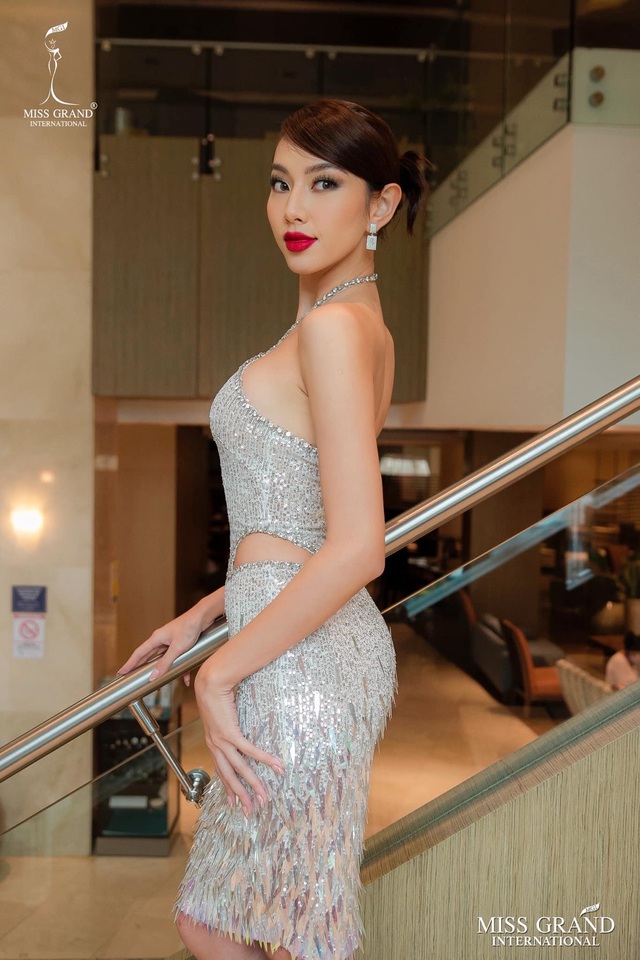 Hoa hậu Thùy Tiên biến hóa với loạt váy cut-out táo bạo - Ảnh 12.
