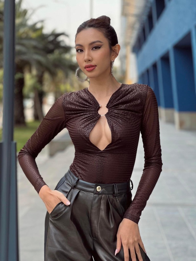 Hoa hậu Thùy Tiên biến hóa với loạt váy cut-out táo bạo - Ảnh 5.