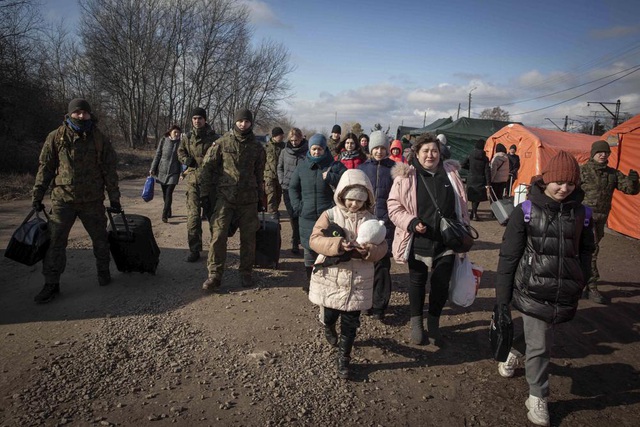 Tình cảnh mệt mỏi của lực lượng hỗ trợ người sơ tán từ Ukraine - Ảnh 1.