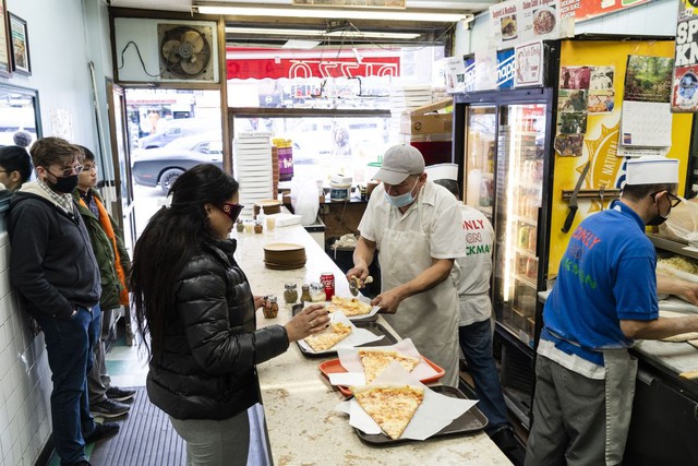 Lạm phát cao tại Mỹ, giá bánh pizza đắt hơn vé tàu điện ngầm - Ảnh 1.