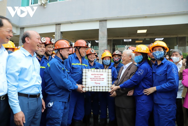 Tổng Bí thư Nguyễn Phú Trọng đến thăm công nhân mỏ than tại Quảng Ninh - Ảnh 1.