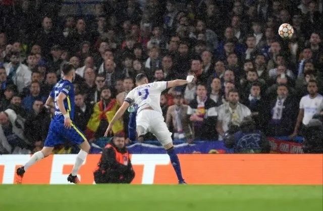 Benzema lập hat-trick vào lưới Chelsea, Real Madrid đặt một chân vào bán kết - Ảnh 1.