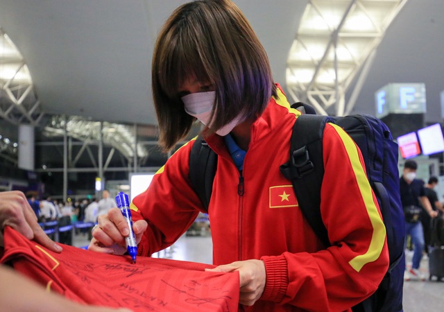 PHOTO: The Vietnam Women's Team is on its way to South Korea to train - Photo 3.