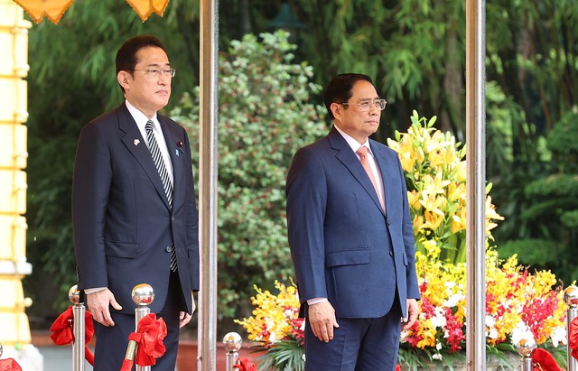 Thủ tướng Phạm Minh Chính chủ trì lễ đón Thủ tướng Nhật Bản thăm chính thức Việt Nam - Ảnh 1.