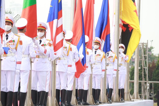 Đây là cơ hội để chúng ta trình diễn niềm tự hào của mình với quốc kỳ trên sân khấu châu Âu. Mãnh liệt và tinh tế, quốc kỳ Việt Nam sẽ giúp chúng ta khẳng định vị thế của đất nước trong lòng người dân của châu Âu.