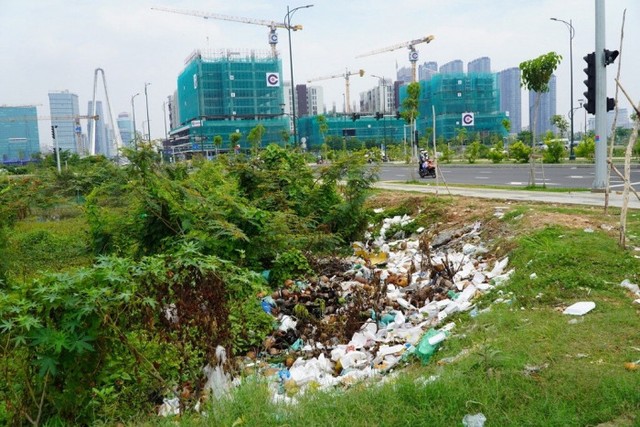 TP Hồ Chí Minh: Rác thải tràn lan trong Khu đô thị mới Thủ Thiêm - Ảnh 2.