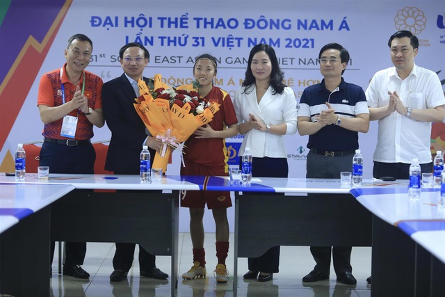 The Vietnamese women's team received a hot bonus of 700 million dong after defeating the Philippines - Photo 2.