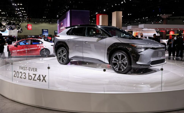 Toyota introduces the first battery-powered electric car - Photo 1.