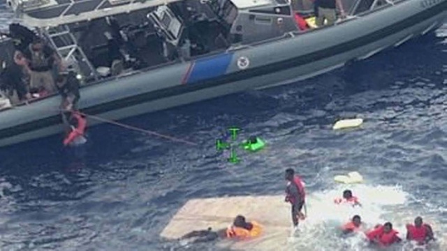 Lật tàu chở người di cư gần Puerto Rico, ít nhất 11 người thiệt mạng, 38 người được cứu sống - Ảnh 1.