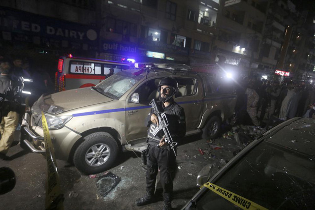 Đánh bom tại thành phố đông dân nhất Pakistan, 1 người thiệt mạng, 12 người bị thương - Ảnh 1.