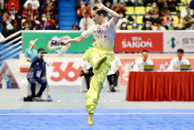 PHOTO |  Duong Thuy Vi won gold in swordsmanship on the first day of the 31st SEA Games - Photo 1.