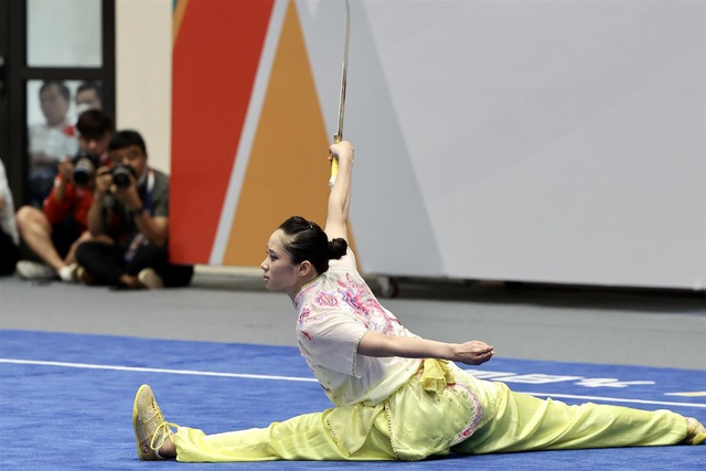 PHOTO |  Duong Thuy Vi won gold in swordsmanship on the first day of the 31st SEA Games - Photo 4.
