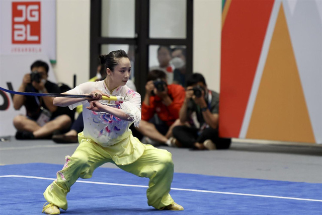 PHOTO |  Duong Thuy Vi won gold in swordsmanship on the first day of the 31st SEA Games - Photo 5.