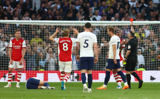 Arsenal defeated Tottenham in the London derby - Photo 1.