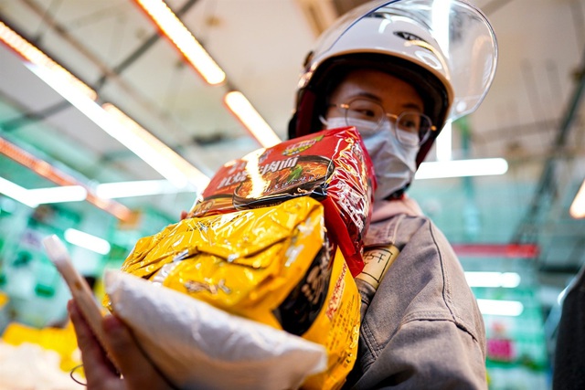 China: Beijingers flocked to supermarkets before rumors of a blockade - Photo 1.